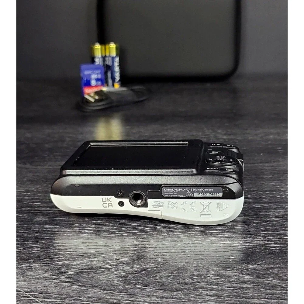 Kodak Pixpro FZ45 16MP HD Digital Camera White 8GB Bundle - Refurbished VG